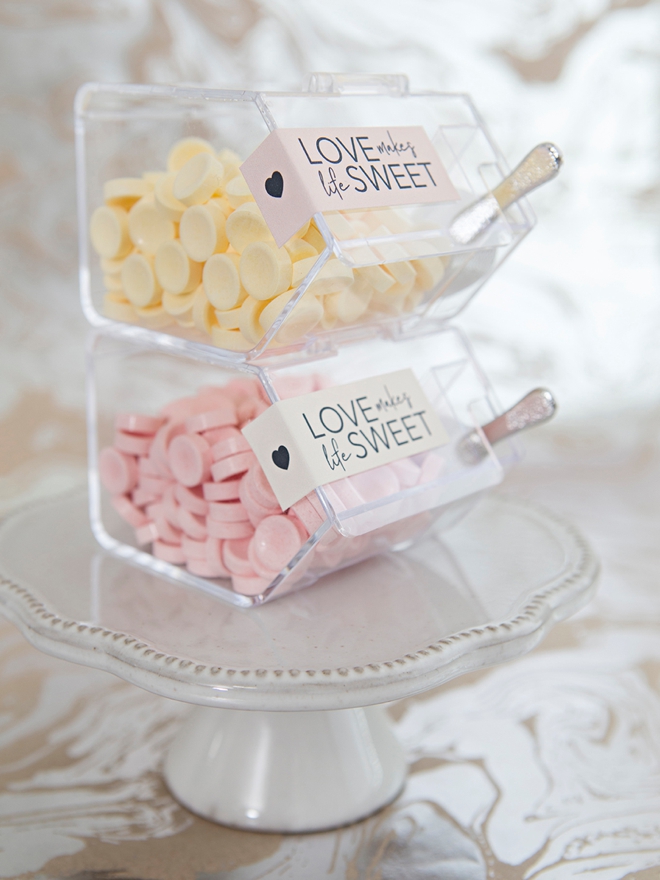 How adorable are these DIY mini candy bin favors?!