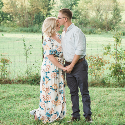 We're swooning over this gorgeous Tennessee Spring engagement session!