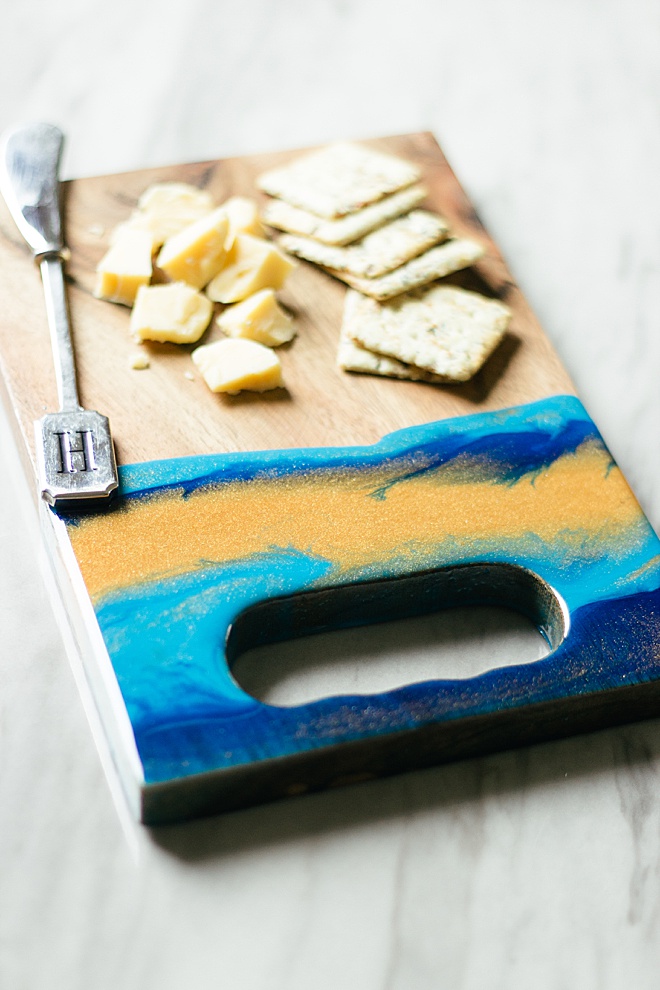 This resin cheese board is the perfect DIY wedding gift!