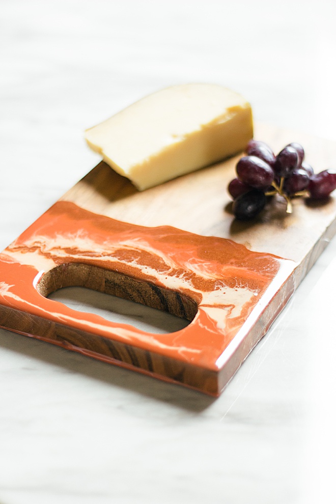 This resin cheese board is the perfect DIY wedding gift!