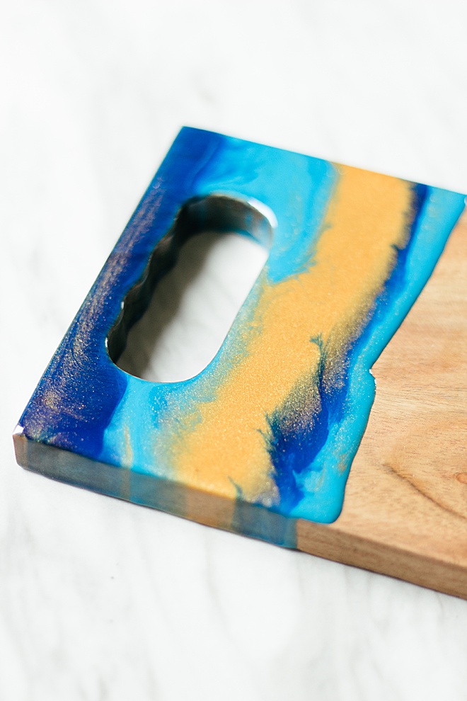This resin cheese board is the perfect DIY wedding gift!