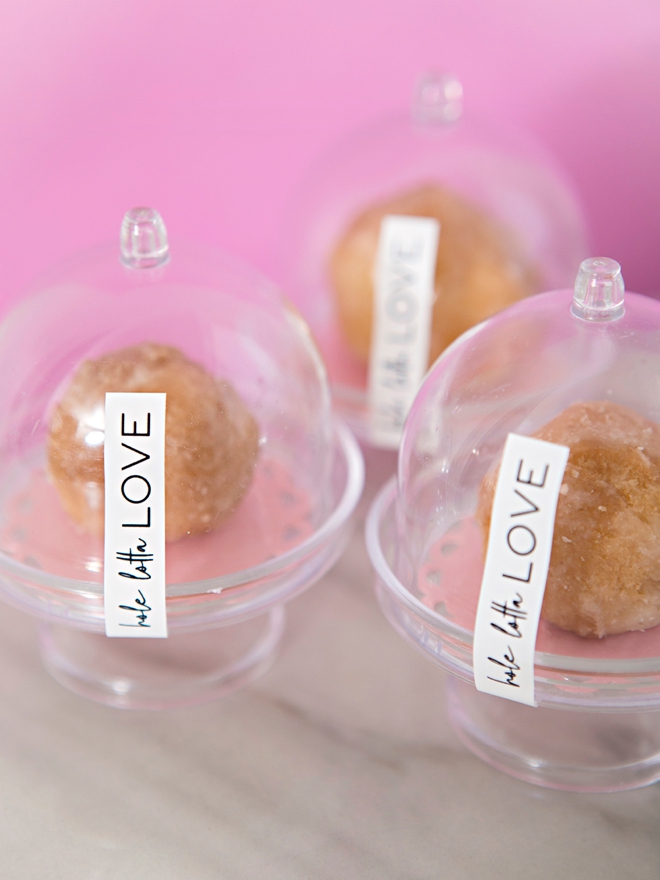 Give your wedding guests donut hole favors inside these mini cake stands!