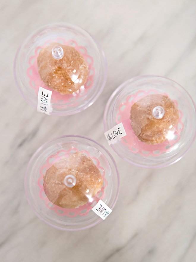 Give your wedding guests donut hole favors inside these mini cake stands!
