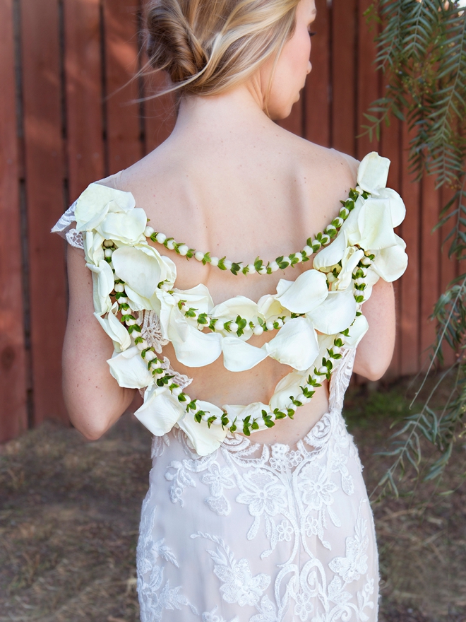 OMG, this DIY wearable wedding back lei is the most beautiful thing ever!
