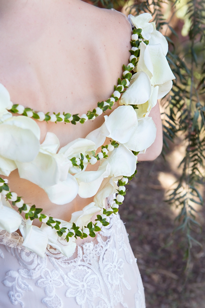 OMG, this DIY wearable wedding back lei is the most beautiful thing ever!