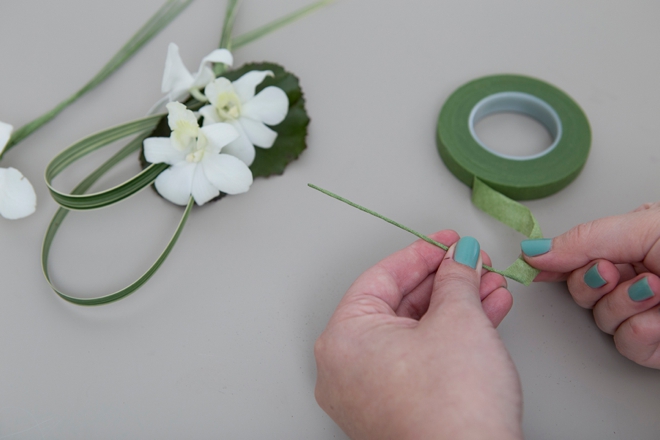 These DIY wearable wedding flowers are stunning!