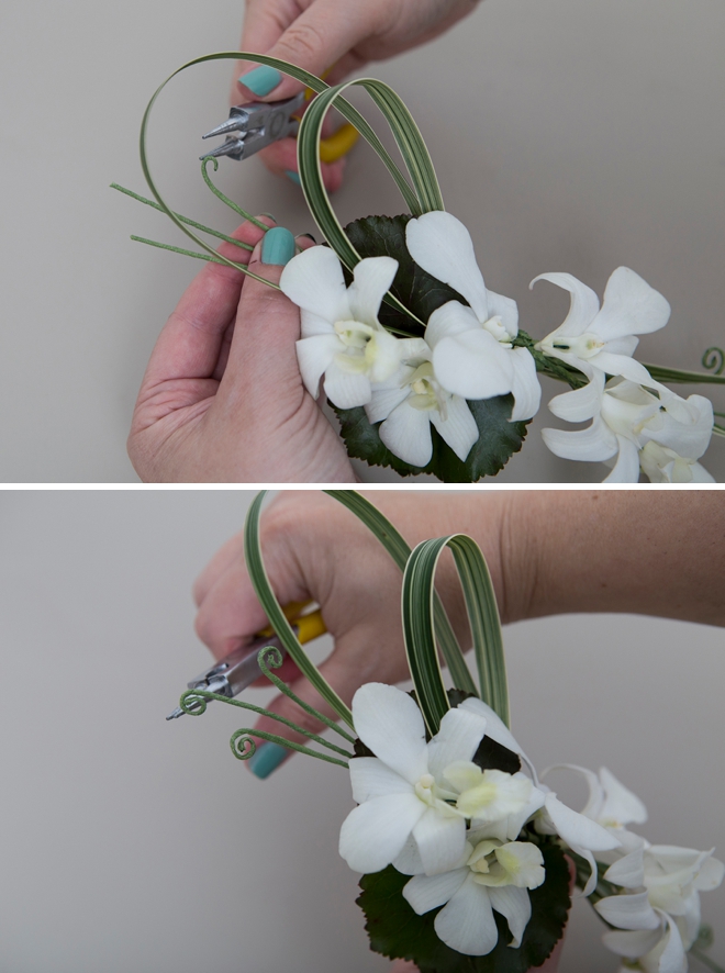 These DIY wearable wedding flowers are stunning!