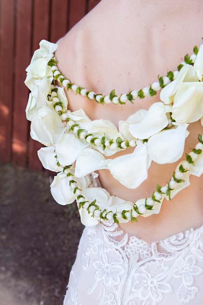 OMG, this DIY wearable wedding back lei is the most beautiful thing ever!