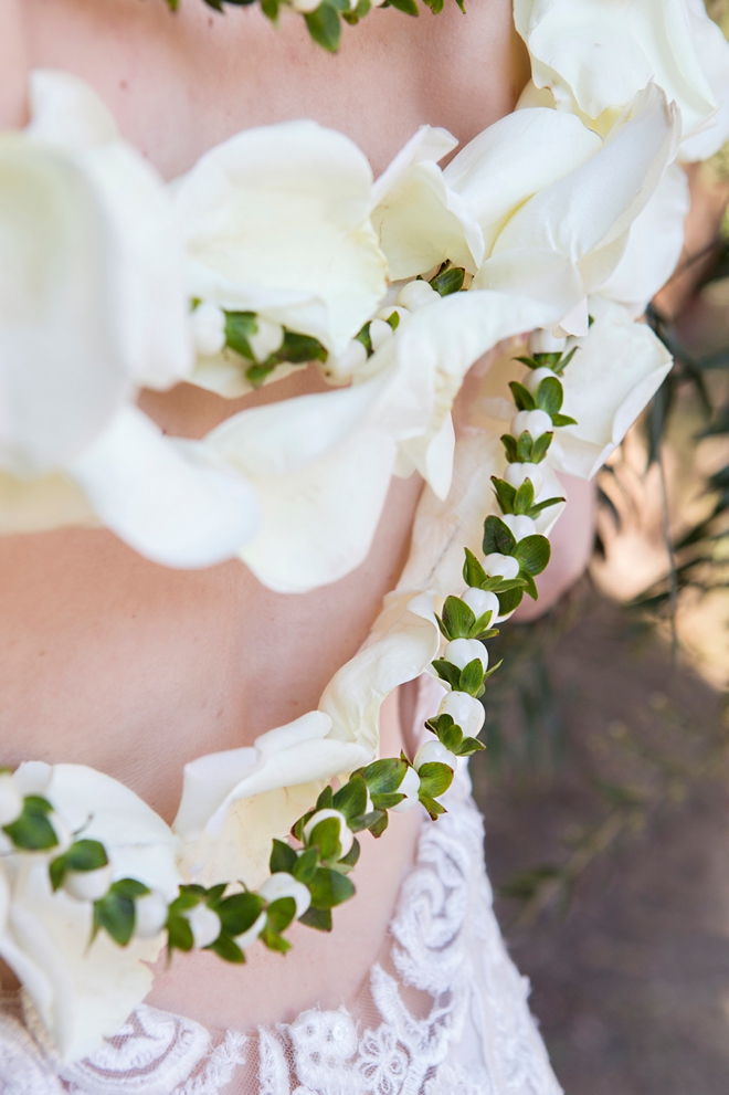 OMG, this DIY wearable wedding back lei is the most beautiful thing ever!