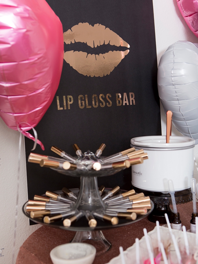 WOW, this DIY lip gloss bar is amazing!!