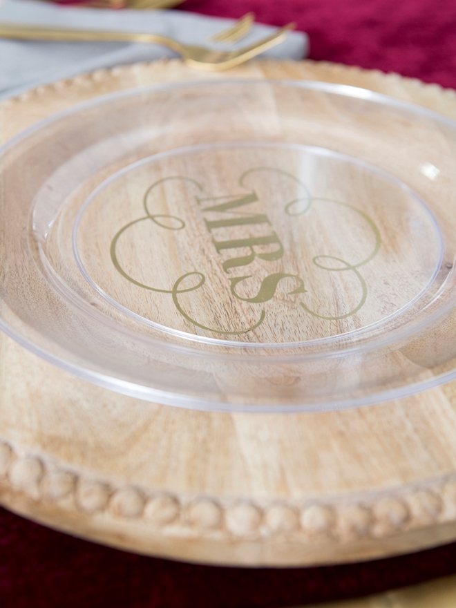 These personalized wooden wedding chargers are gorgeous!