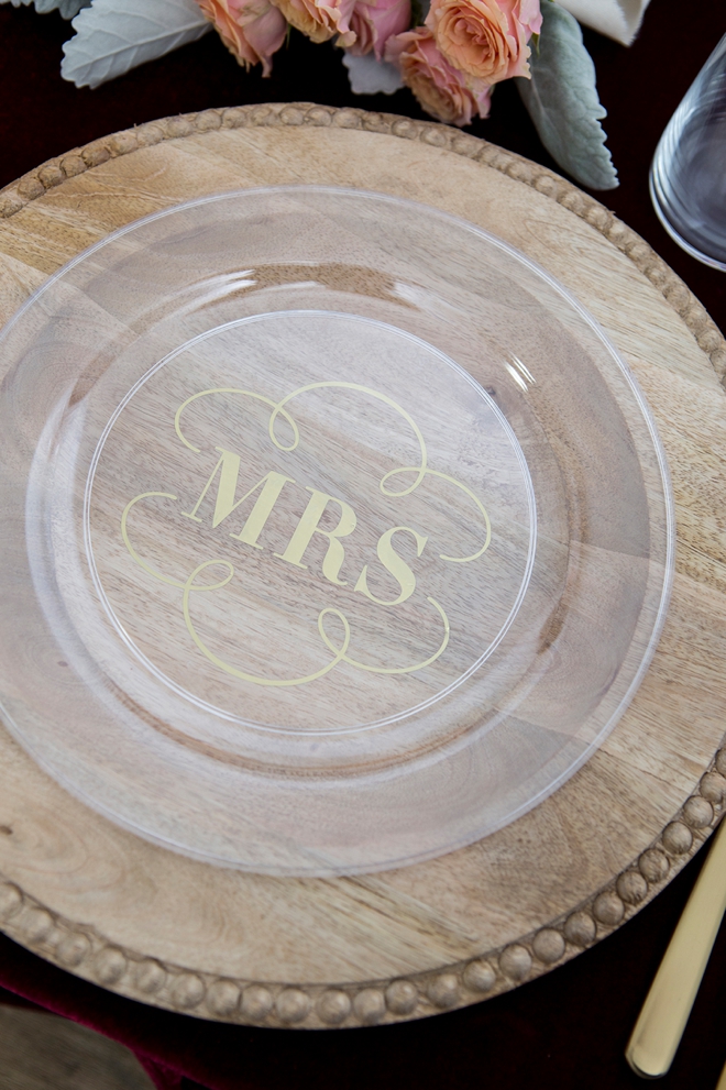 These personalized wooden wedding chargers are gorgeous!