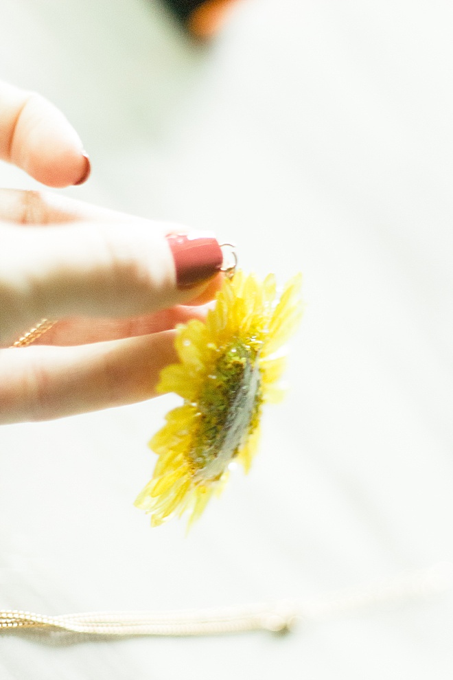 You need to make this beautiful pressed flower necklace!