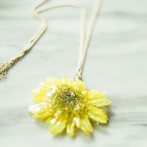 Preserve your wedding flowers with this simple resin pressed flower DIY!