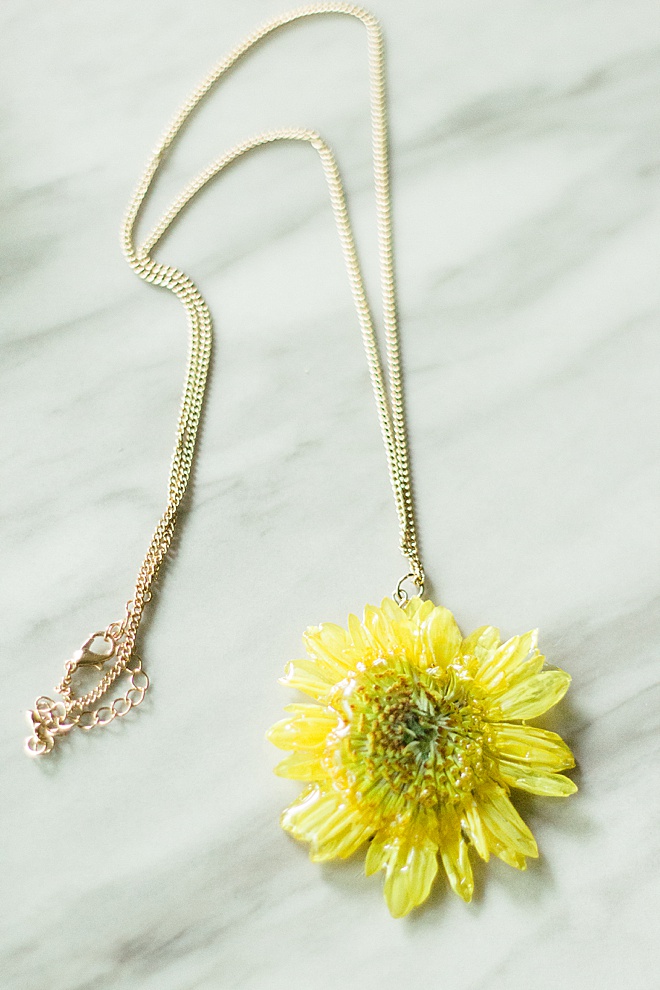 You need to make this beautiful pressed flower necklace!