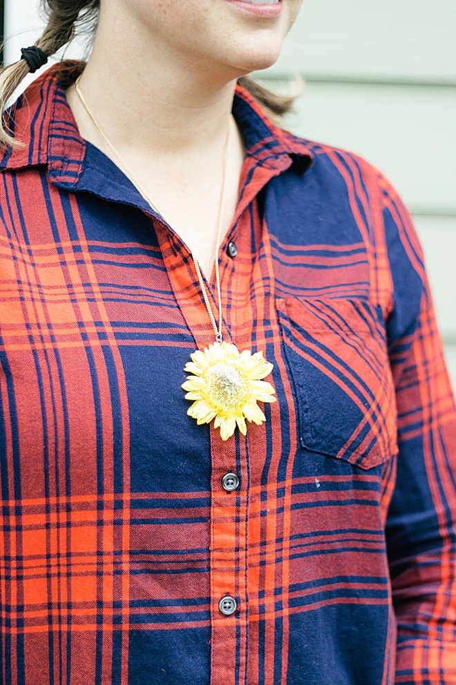 You need to make this beautiful pressed flower necklace!