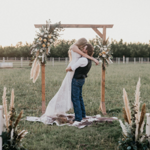 We're swooning over this STUNNING Long Horn Ranch inspired styled wedding!