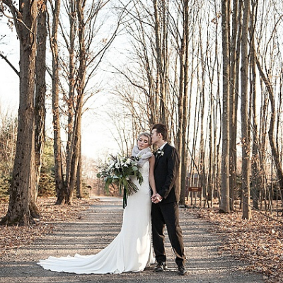 Dreamy winter wonderland styled wedding on the blog is giving us all the feels! Don't miss it!