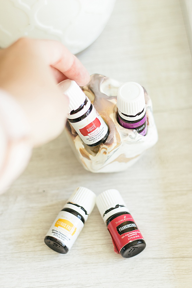 Tired of your favorite oils always being lost somewhere in your house? Now you can make a super cute essential oil holder from clay at home!