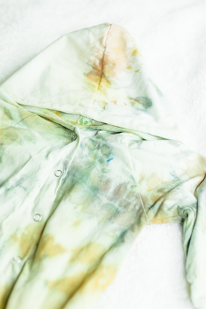 Try this super fun summer tie-dye tutorial with Rit Dye and some adorable baby clothes! Add ice over your scrunched baby clothes and sprinkle on powder dye!