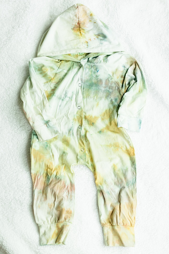 Ice dye baby! Get outside this summer and ice dye with us