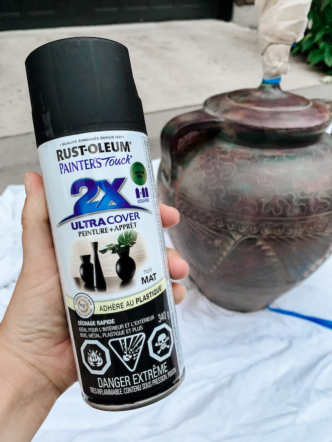 Rust-oleum spray paint thrift store lamp makeover! This before and after is crazy - you need to see this super simple DIY that is low cost and low effort. If you love thrift store DIYs, this is for you. #decor #budget #house #ideas #vase #transformation 
