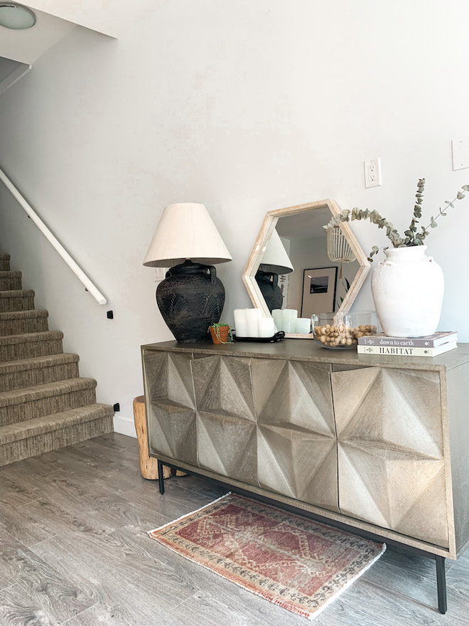 A thrift store lamp makeover that will blow your mind. Can you believe that this a DIY? I love oversized lamps on side tables and in entryways, and this West Elm credenza is gorgeous. Love a good vintage makeover! #inspo #decor #vase