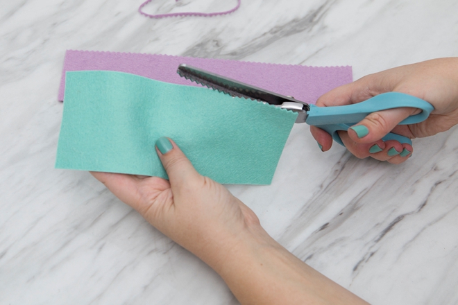 These DIY felt crayon holders for clipboards are SO cute!