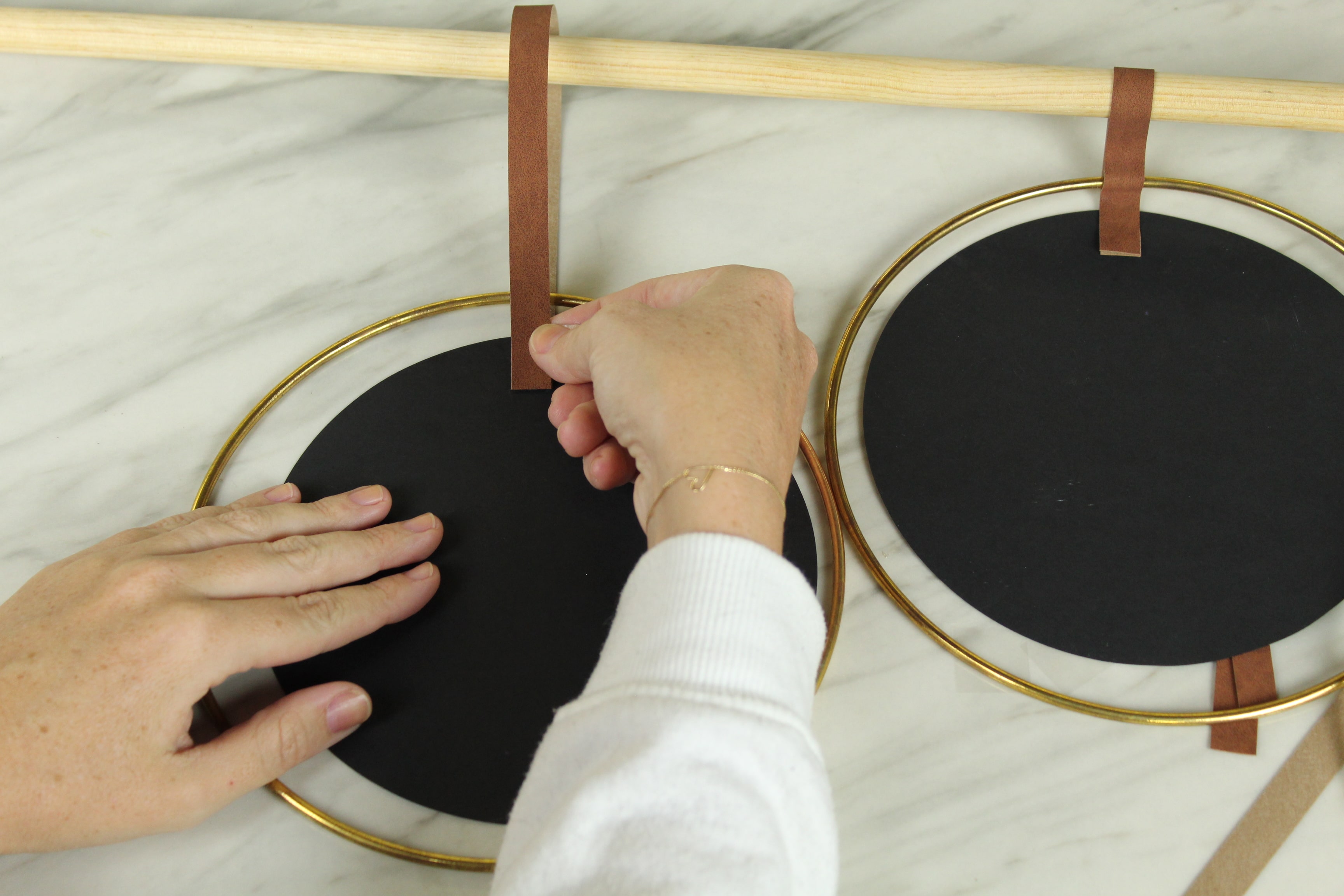You don't want to miss this DIY Modern Hoop Seating Chart!