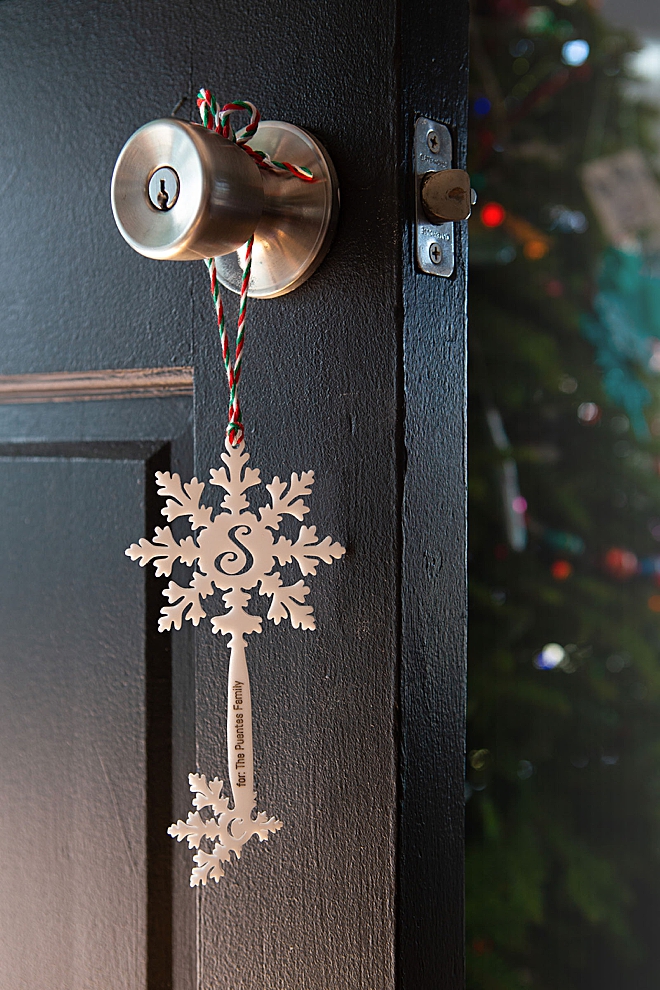 Learn how to make custom acrylic Santa Key's using your Glowforge!