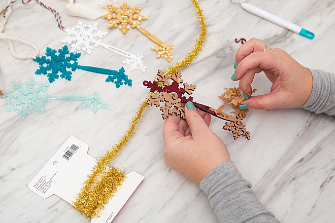 Learn how to make custom acrylic Santa Key's using your Glowforge!