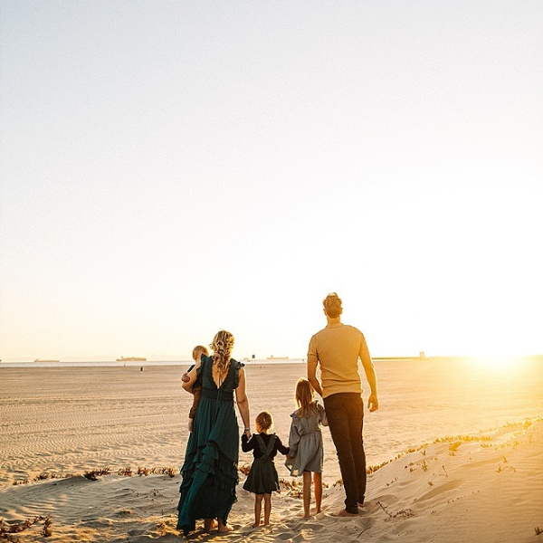 Obsessed doesn't even begin to cover how we feel about Jen's gorgeous family session on Seal Beach!