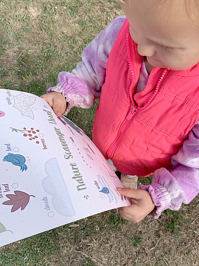 Adorable, free printable nature scavenger hunt game for walks!