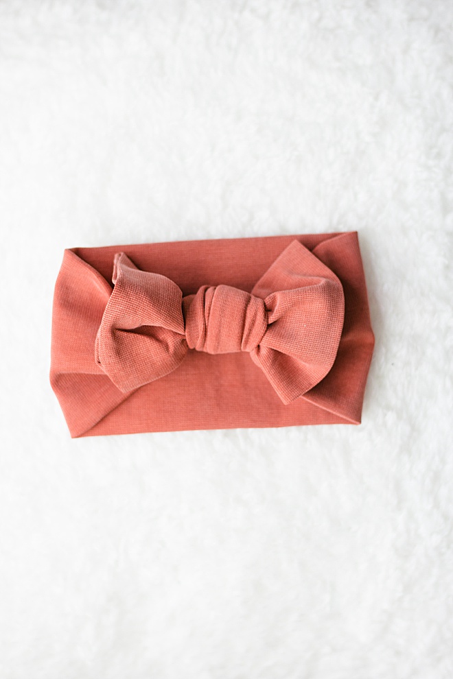 The CUTEST DIY and guess what, it's SO EASY! No-sew baby bows on the site now!