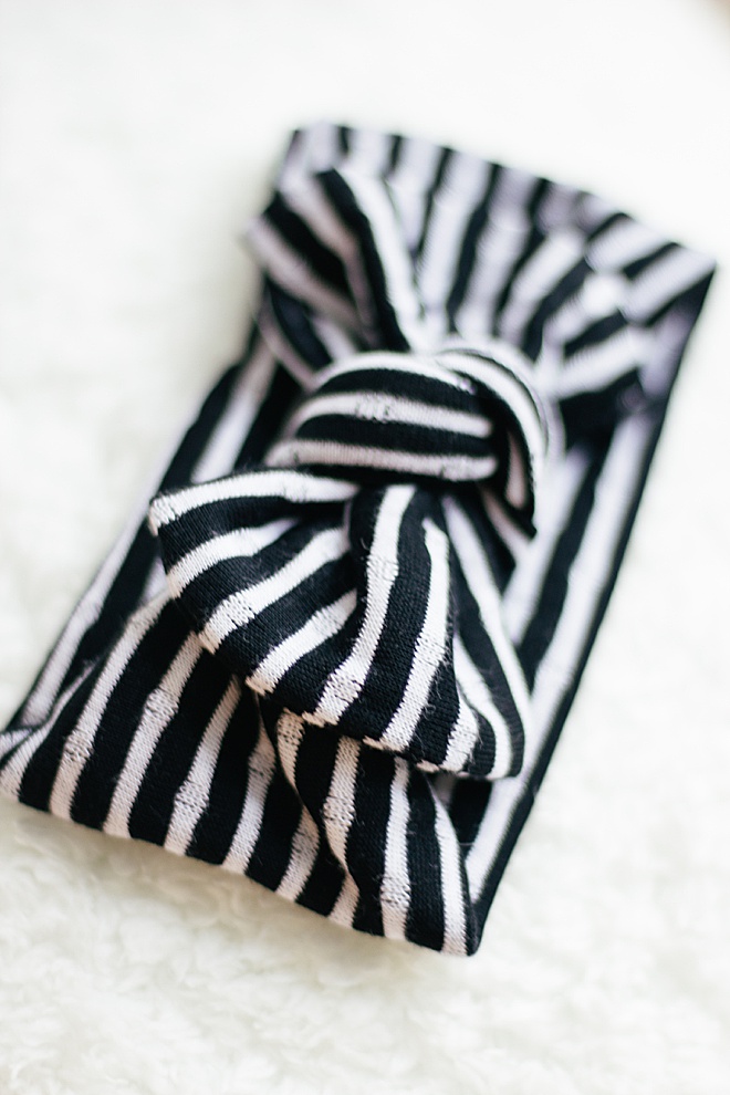 The CUTEST DIY and guess what, it's SO EASY! No-sew baby bows on the site now!