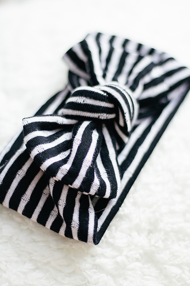 The CUTEST DIY and guess what, it's SO EASY! No-sew baby bows on the site now!