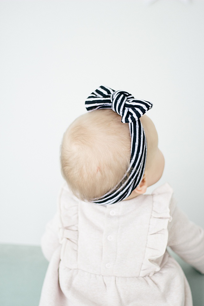 The CUTEST DIY and guess what, it's SO EASY! No-sew baby bows on the site now!