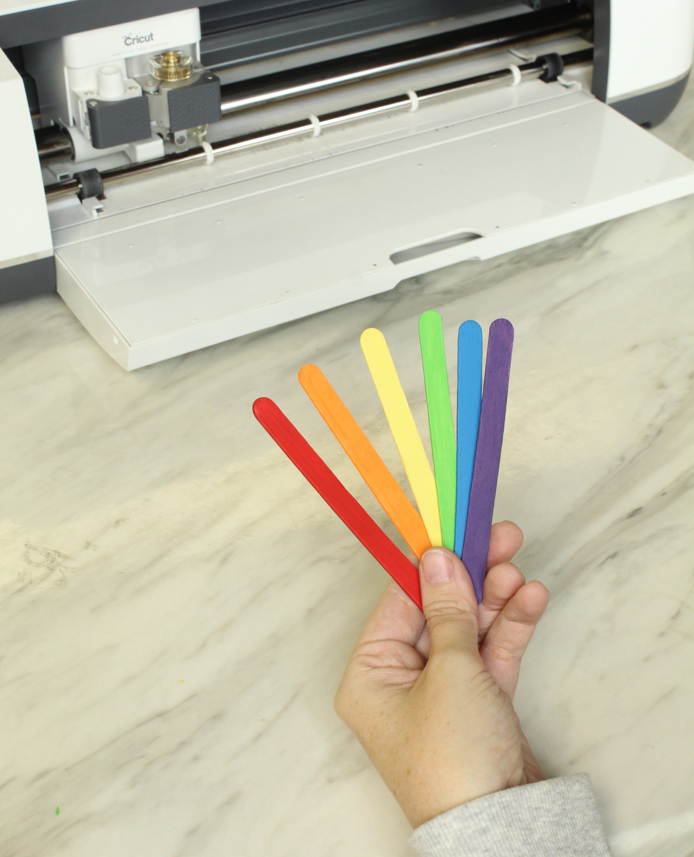 Your little one will have SO much fun learning their colors with this DIY felt popsicle color matching activity!