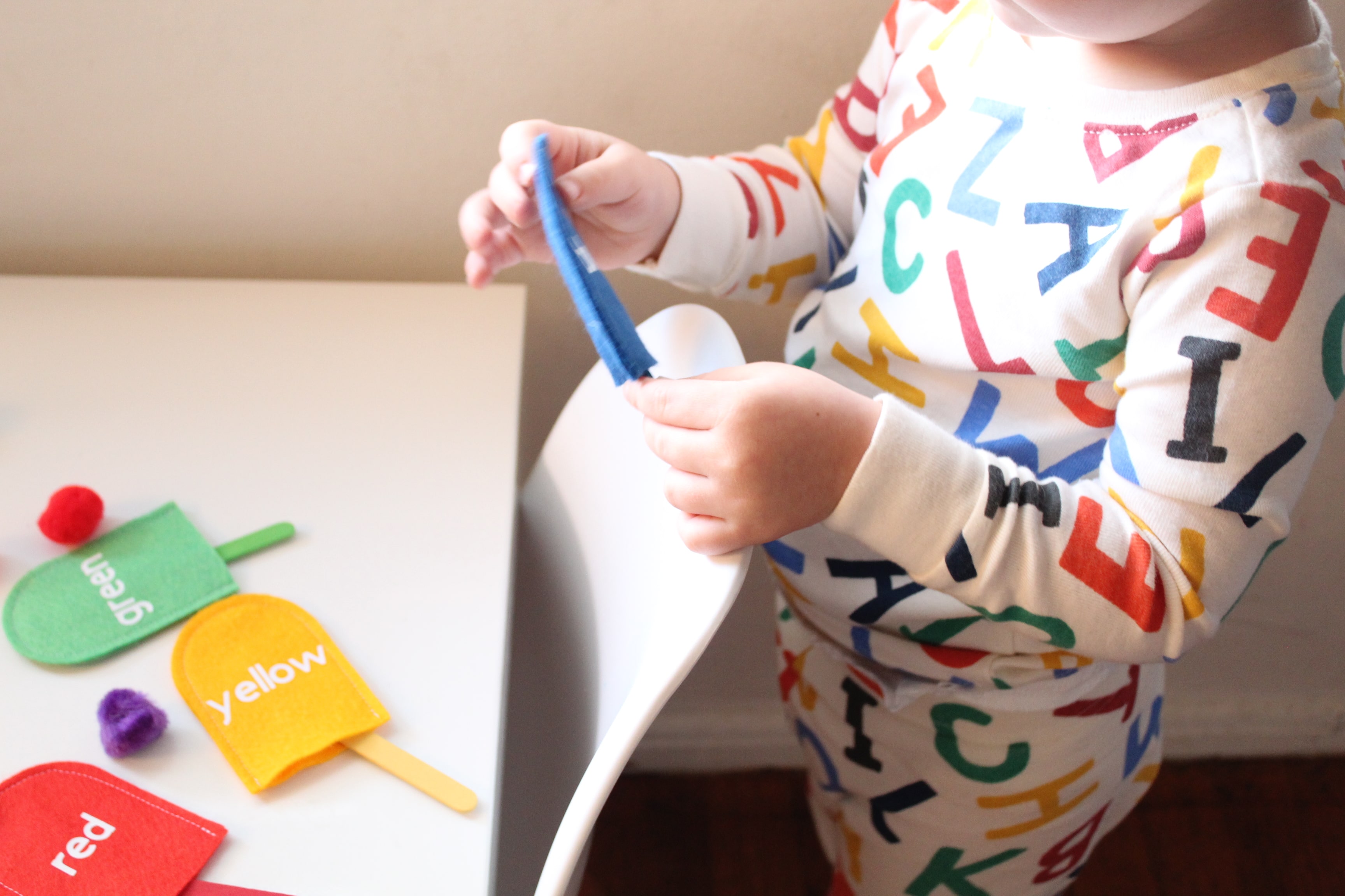 Your little one will have SO much fun learning their colors with this DIY felt popsicle color matching activity!