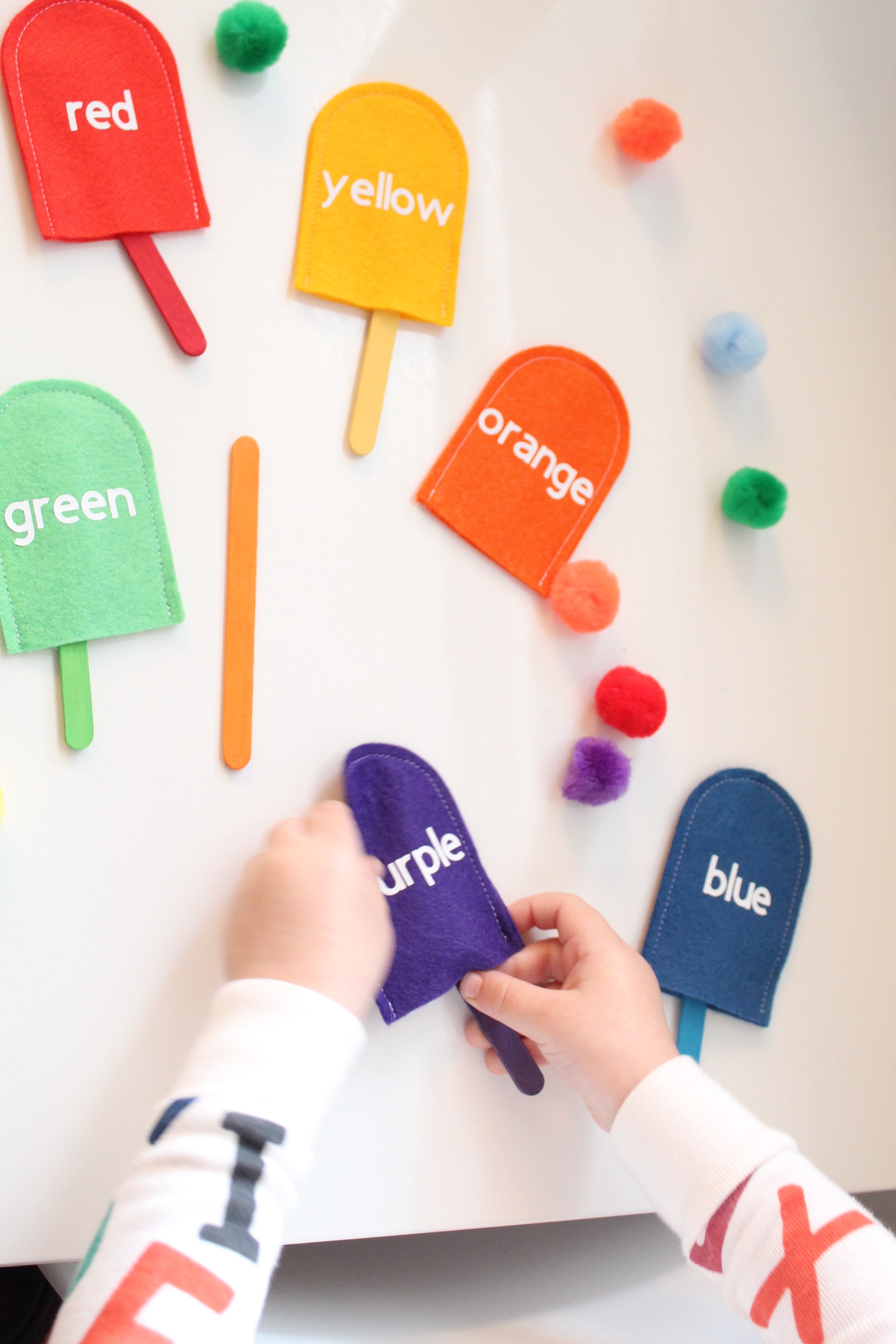 Your little one will have SO much fun learning their colors with this DIY felt popsicle color matching activity!