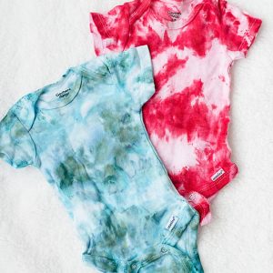 We are still riding the RIT ice-dye trend with this awesome DIY baby gender reveal.