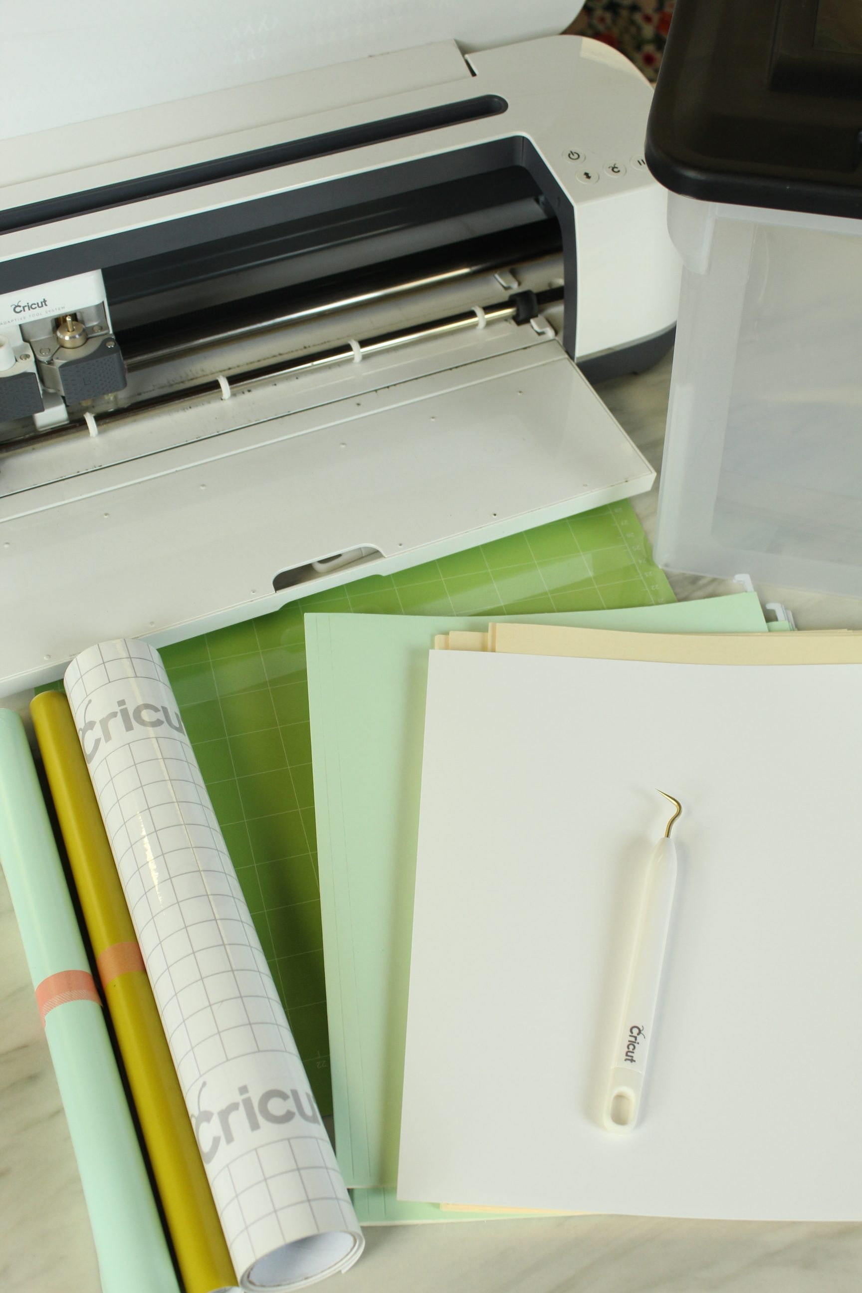 You don't want to miss this DIY Kids Keepsake Box. Finally a place for all the paperwork!