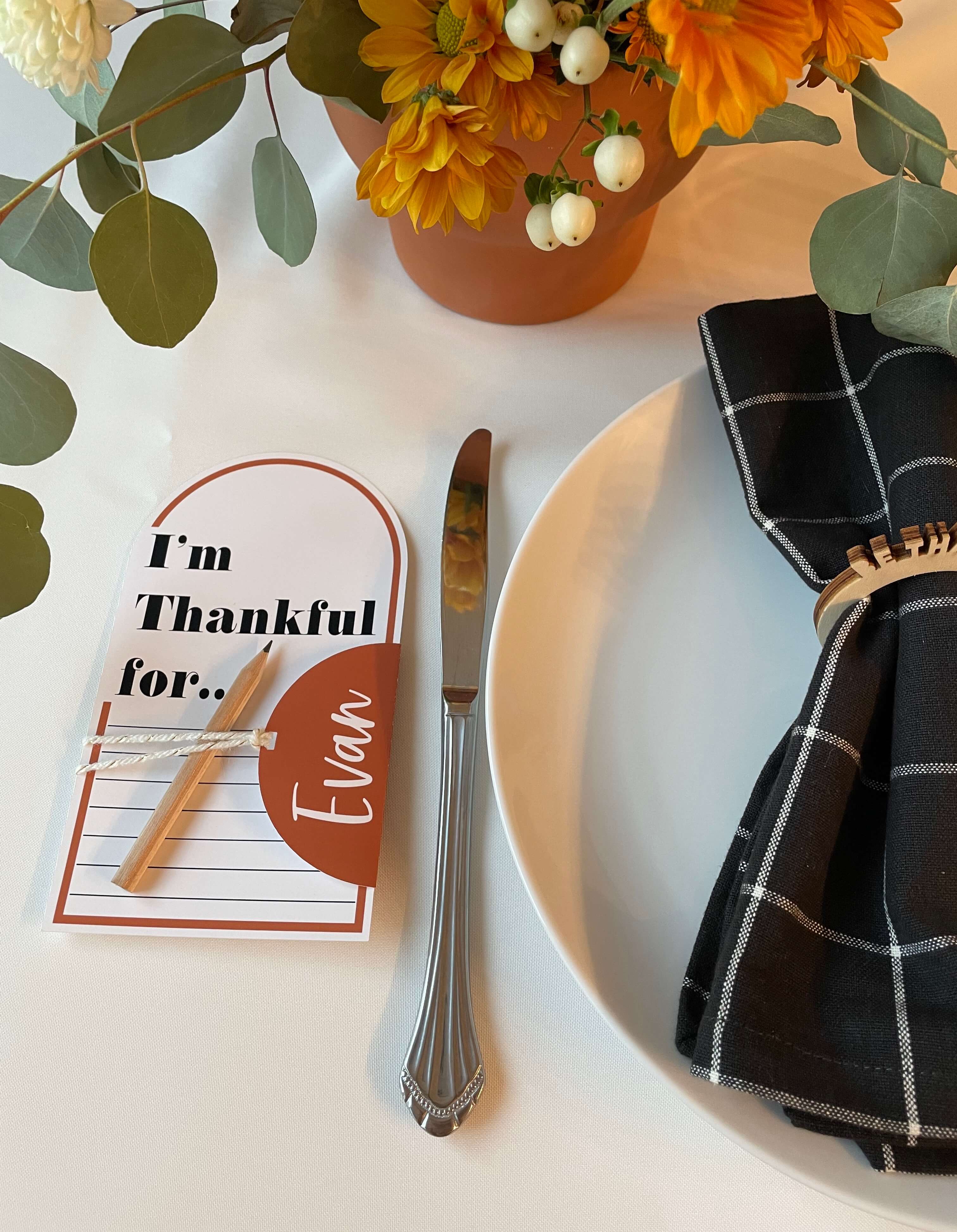 Create these adorable modern Thanksgiving Place Cards with your Cricut!