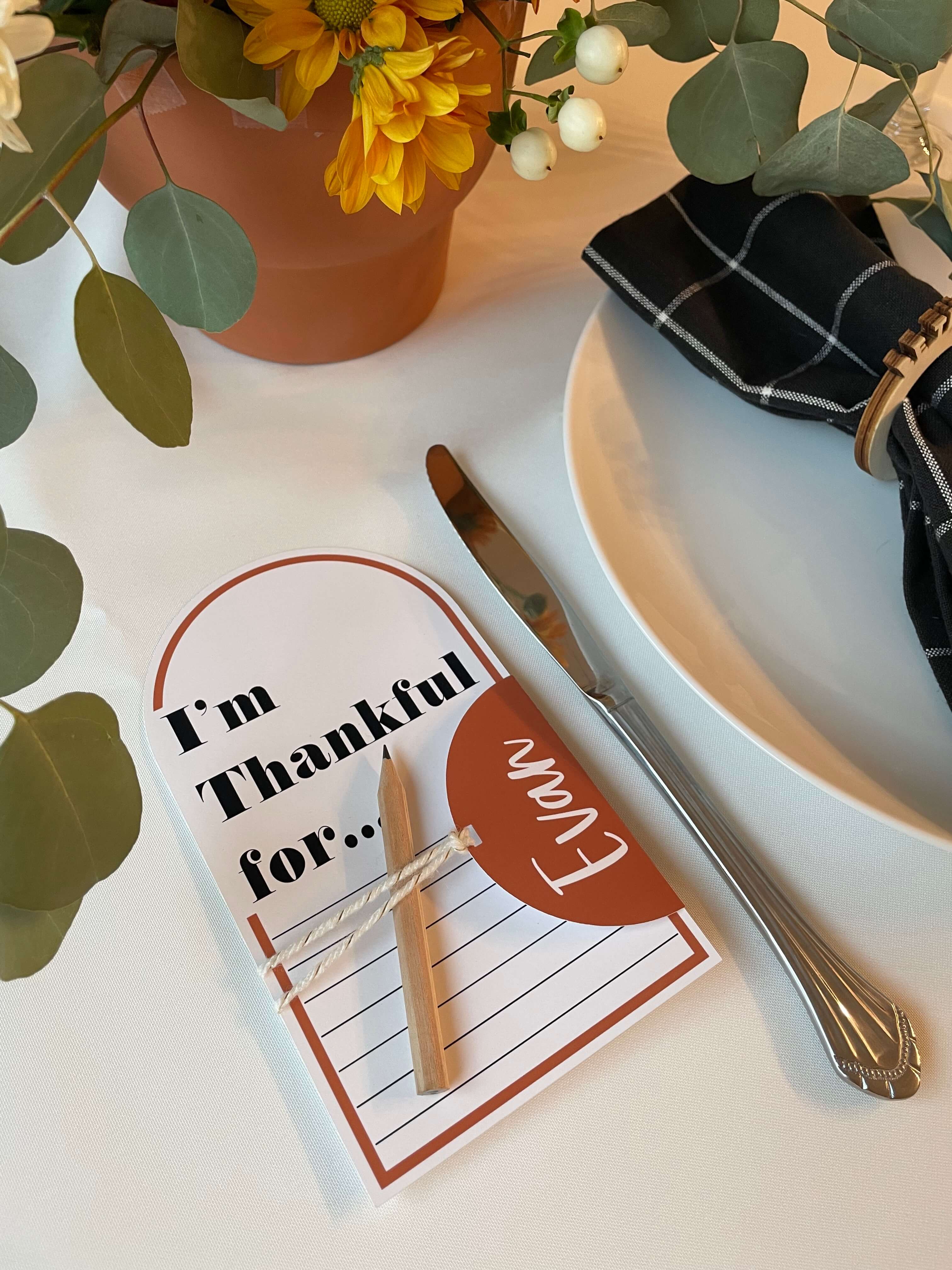 Create these adorable modern Thanksgiving Place Cards with your Cricut!