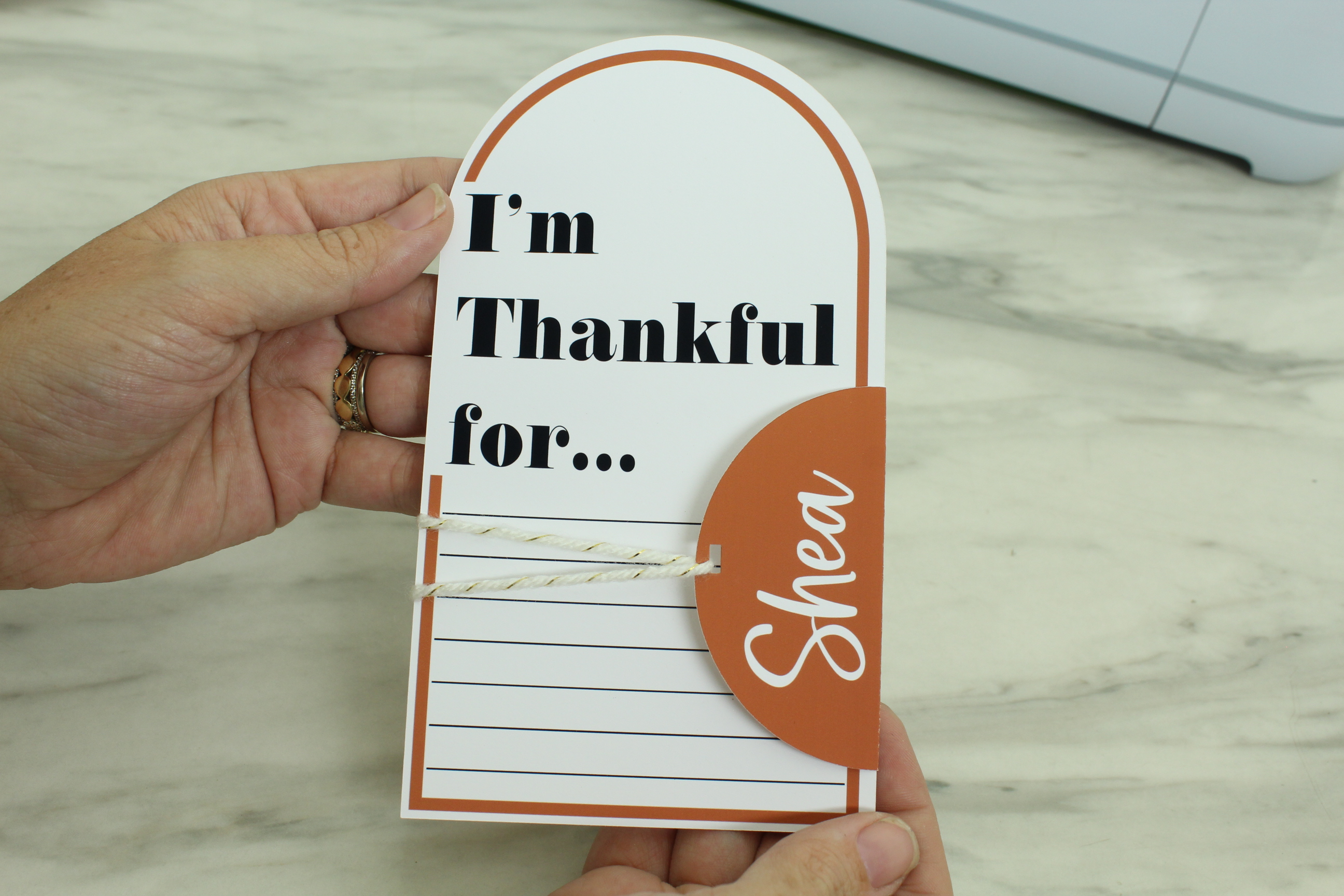 Create these adorable modern Thanksgiving Place Cards with your Cricut!