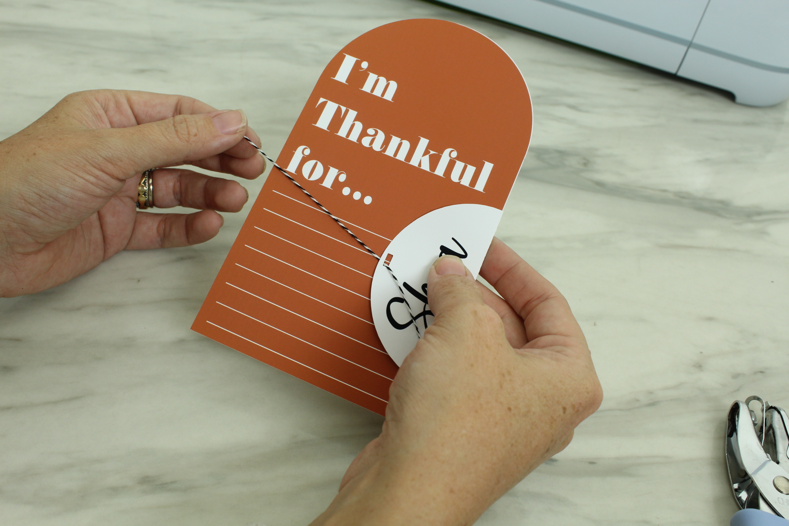 Create these adorable modern Thanksgiving Place Cards with your Cricut!