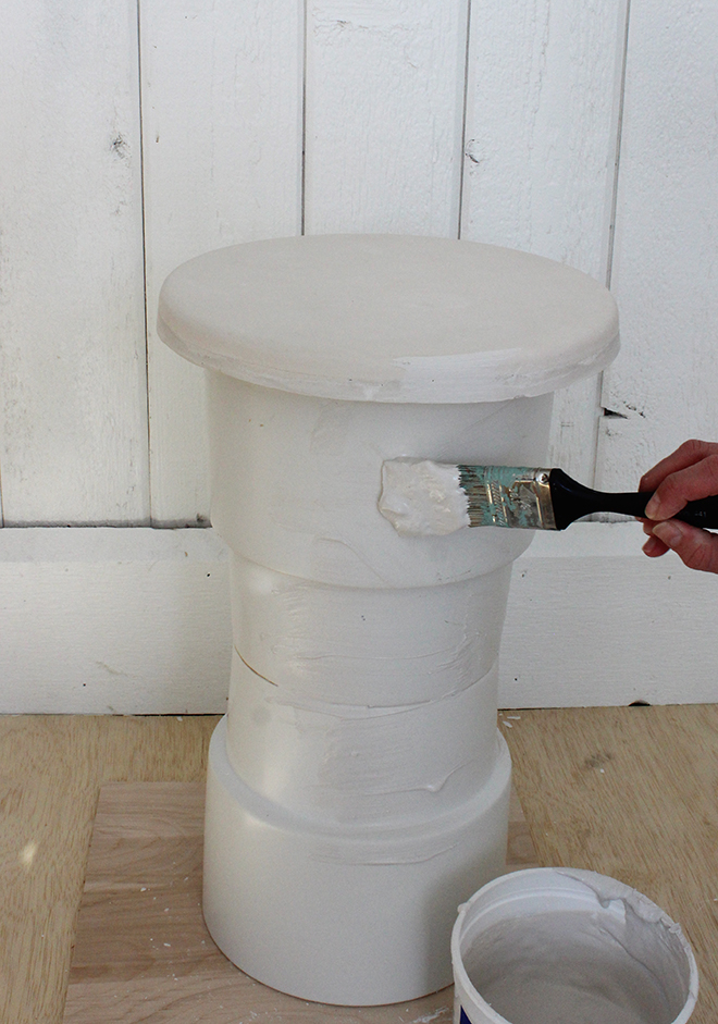 Hop over to see the tutorial for this DIY plaster side table! 