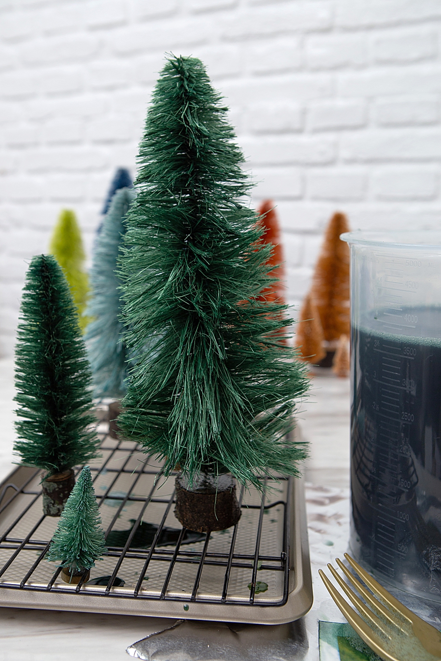 How to easily dip-dye your own bottle brush trees!